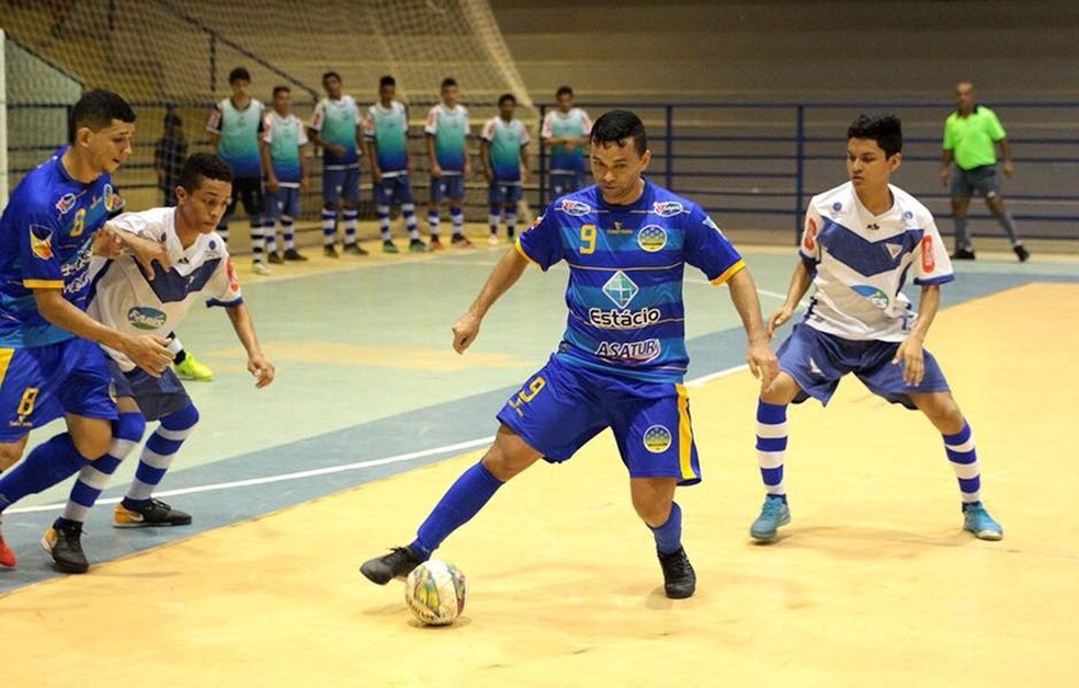 Constelação, de azul, pode ser campeão com um empate nesta terça (Foto: Reynesson Damasceno/Constelação F.C.)