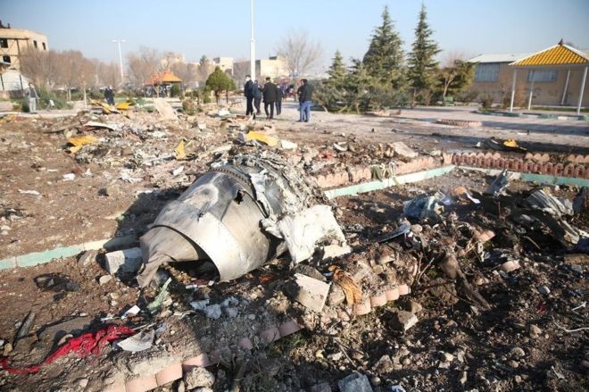 Avião da Ukranian International Airlines levava 176 pessoas quando caiu perto de Teerã, na quarta-feira (Foto: Reuters, via BBC)