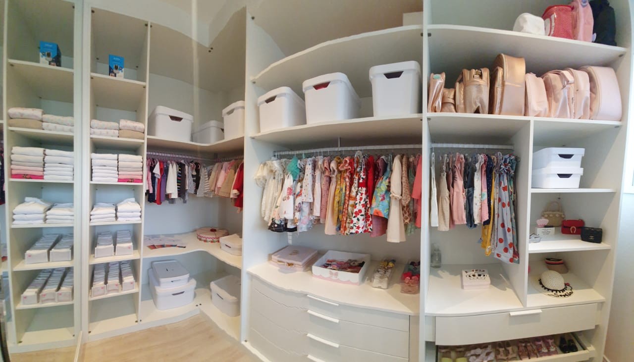 A filha de Mayra também teve seu closet organizado (Foto: Arquivo Pessoal / Jaqueline Medeiros)