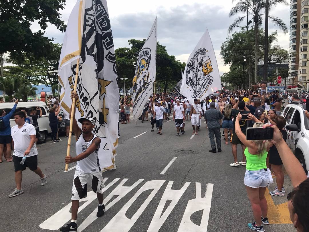 FÃ£s se despedem em cortejo de PelÃ© em Santos, no litoral de SP, nesta terÃ§a-feira (3)