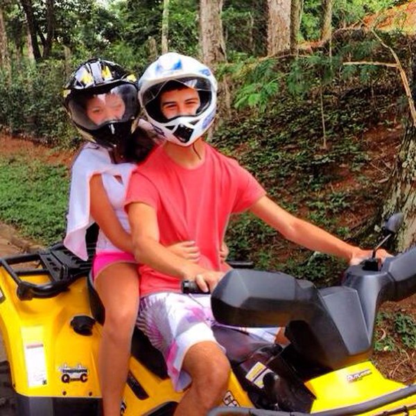 Vinícius Bonemer anda de quadriciclo com a namorada em Itaipava (RJ)  (Foto: Reprodução/Instagram)