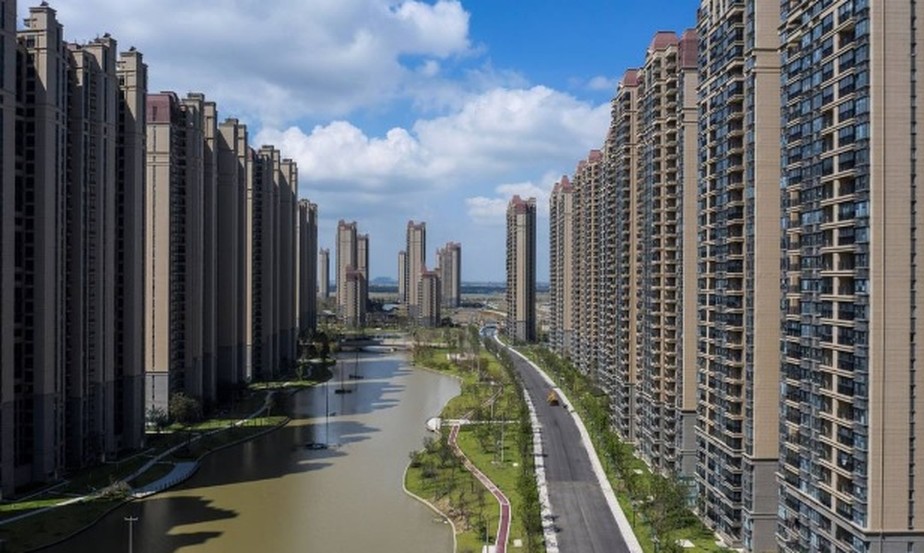 Edifícios de apartamentos em um empreendimento imobiliário e de desenvolvimento turístico construído pela Evergrande em Qidong, província de Jiangsu, na China