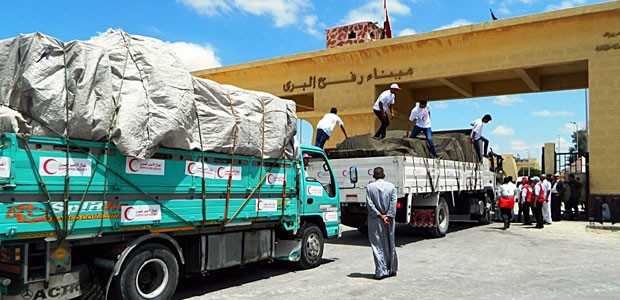 Ajuda médica é levada para Gaza pela passagem de Rafah, no Sinai, no dia 25 de julho (Foto: AFP)