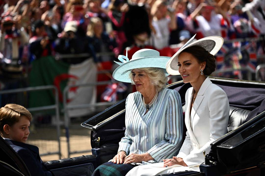 Camilla, a duquesa da Cornualha, Catherine, a duquesa de Cambridge, e o pr&iacute;ncipe George participam dos festejos do Jubileu