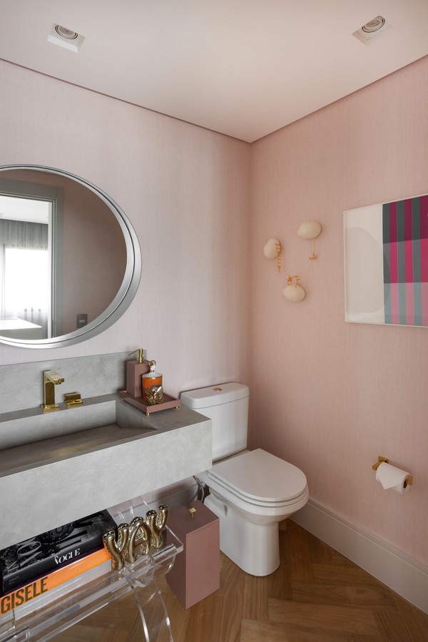 O banheiro também recebeu rosa nas paredes 
