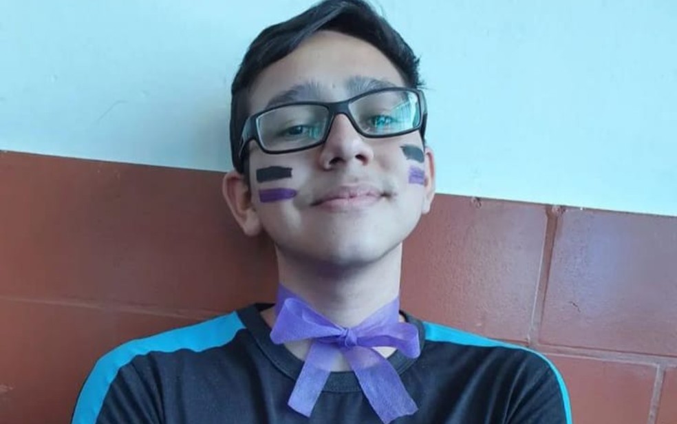 Brendon da Silva Santos, de 18 anos, que foi aprovado em 1º lugar para o curso de jornalismo, na UFG, em Goiânia, Goiás — Foto: Arquivo pessoal/Erenice Silvania