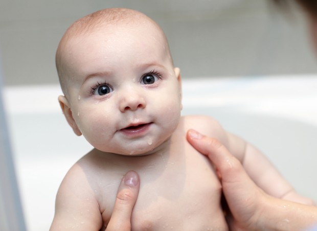 Bebê tomando banho (Foto: Shutterstock)