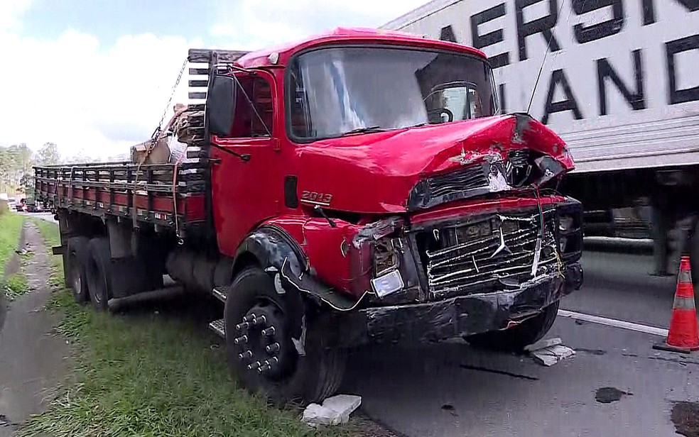 CaminhÃ£o envolvido em acidente que causou duas mortes no Rodoanel, na Grande SP, neste sÃ¡bado (15) â€” Foto: ReproduÃ§Ã£o/TV Globo