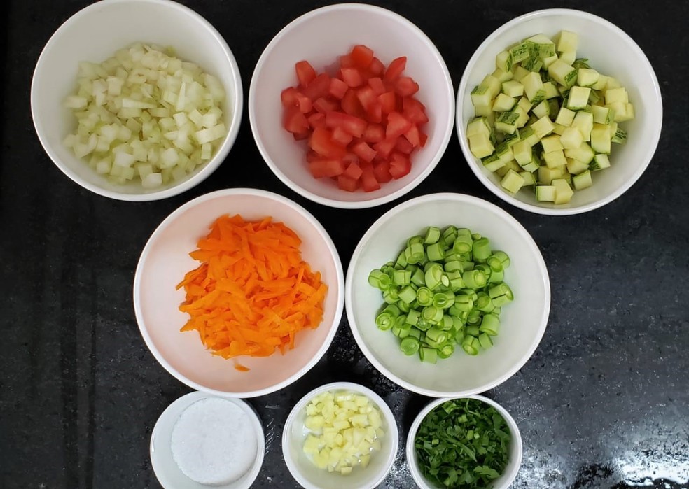 Ingredientes para acompanhar a carne moída com legumes — Foto: Harianne Barros