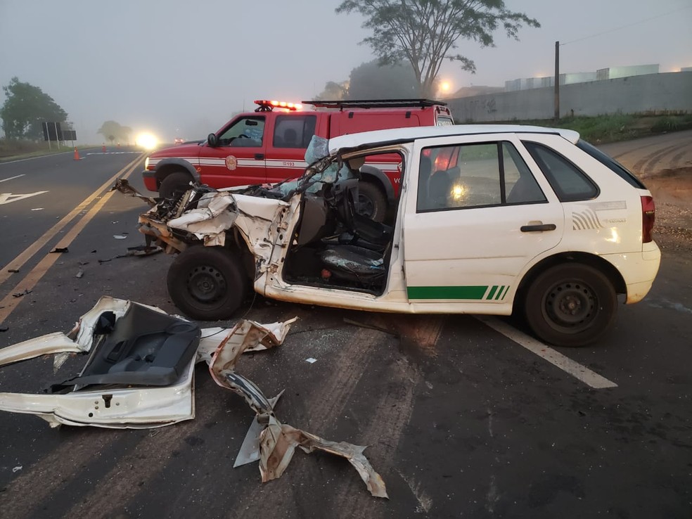 Dois homens que estavam no carro da prefeitura sofreram ferimentos leves e foram levados ao hospital — Foto: Tupaense.com