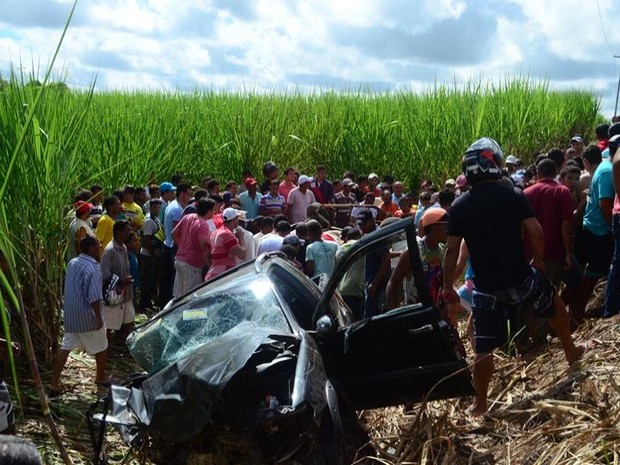 Curiosos observam veículo que ficou detruído após a colisão (Foto: Luzamir Carneiro / JG Notícias)