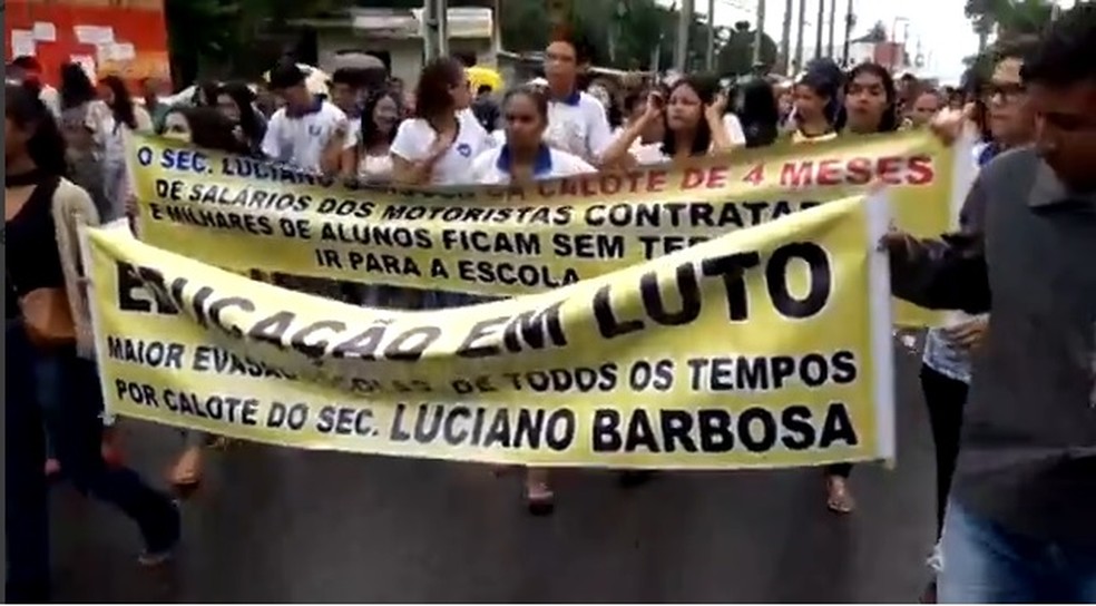 Estudantes e motoristas protestam contra atraso no salário — Foto: Reprodução