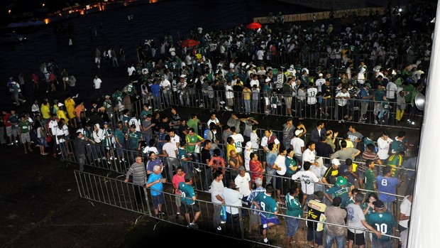 Demora na abertura dos portões  forma as primeiras filas no Serra