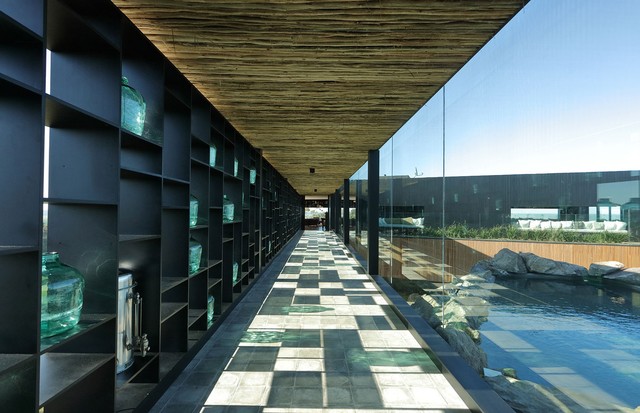 Uma vista para a piscina interna da Locanda - o corredor leva ao Restaurante Fasano (Foto: Divulgação)