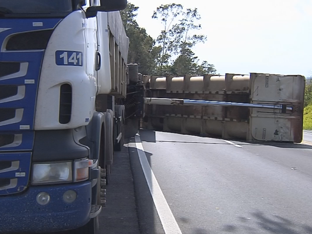 Caminhão tombou em rodovia de Marília (Foto: Reprodução/TV TEM)