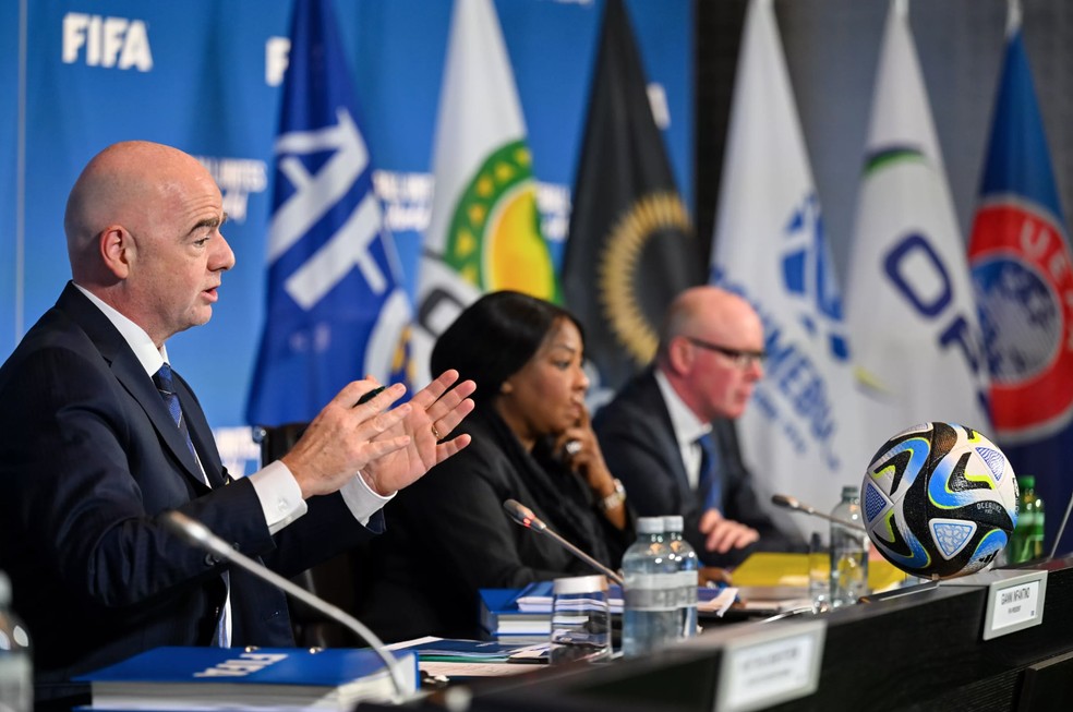 Gianni Infantino, à esquerda, durante reunião do Conselho da Fifa — Foto: Divulgação / Fifa