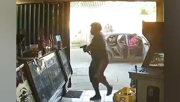Polícia investiga ataque armado contra seis pessoas em bar; veja vídeo