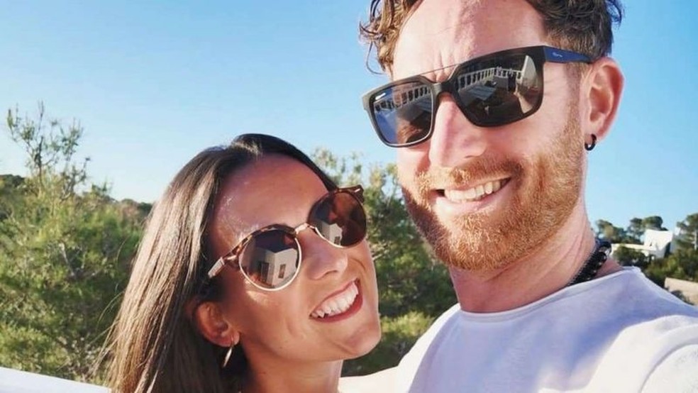 Emma e James não puderam estar juntos nas etapas que levaram ao aborto de seu bebê — Foto: Emma Kemsley / Arquivo Pessoal via BBC