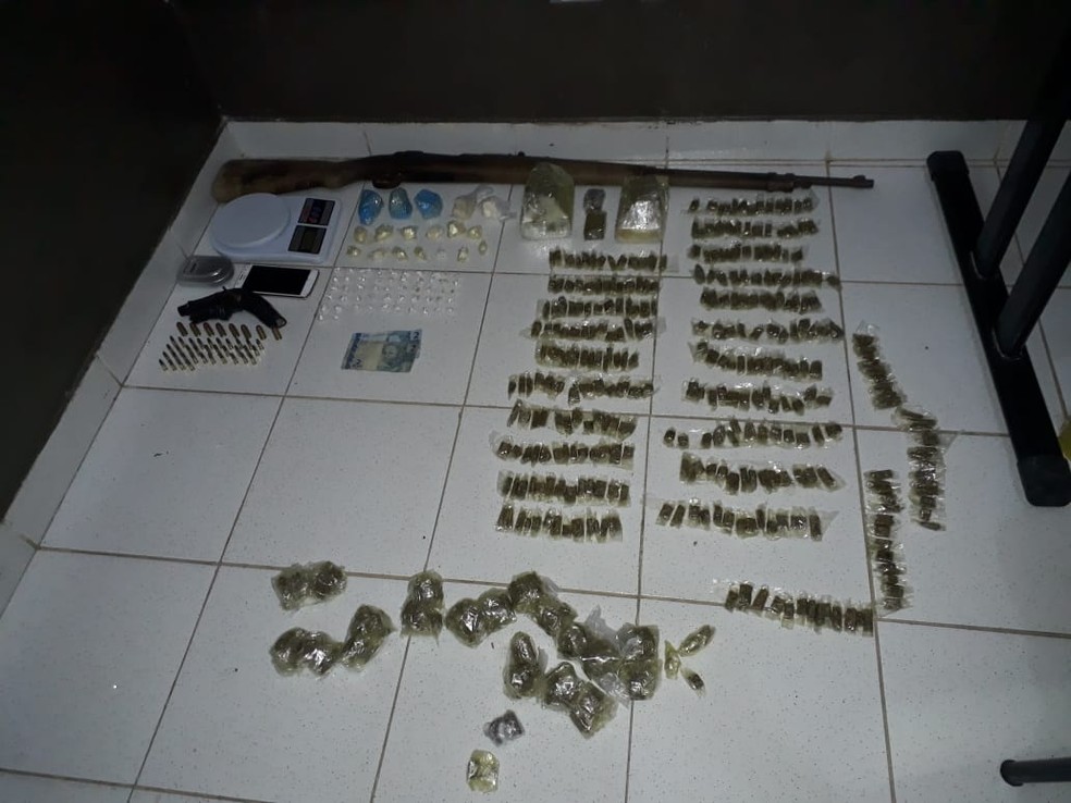 Material foi levado para a delegacia â Foto: PolÃ­cia Militar/DivulgaÃ§Ã£o