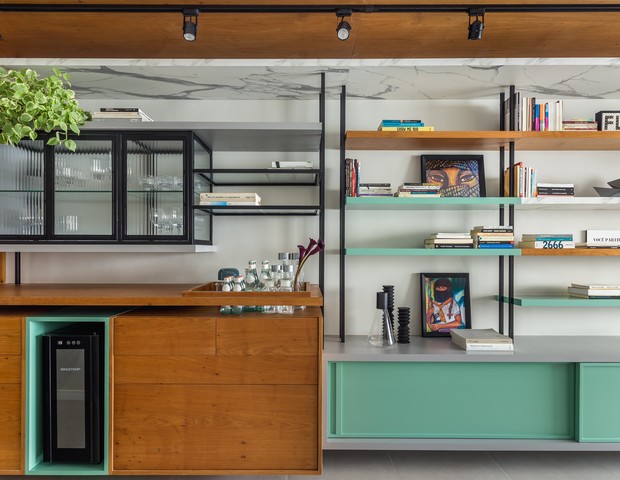 Apartamento de 77 m² com décor colorido exibe estante que integra toda a área social  (Foto: Luiza Schreier)
