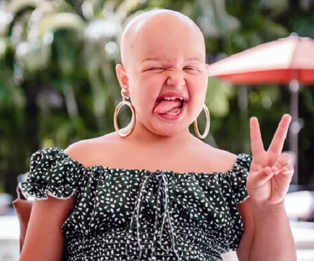 Sage, 6 anos, convive com a alopecia: mãe compartilha sua jornada  (Foto: Reprodução/ Today Parents)