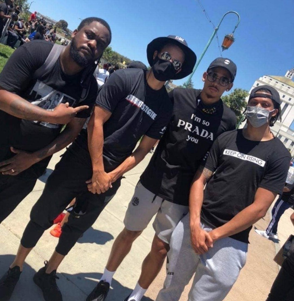 Stephen Curry foi a manifestação em Oakland em homenagem a George Floyd — Foto: Reprodução