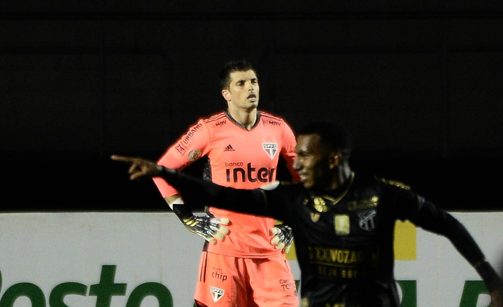 Erro de Tiago Volpi decreta fim melancólico para temporada ilusória do São Paulo