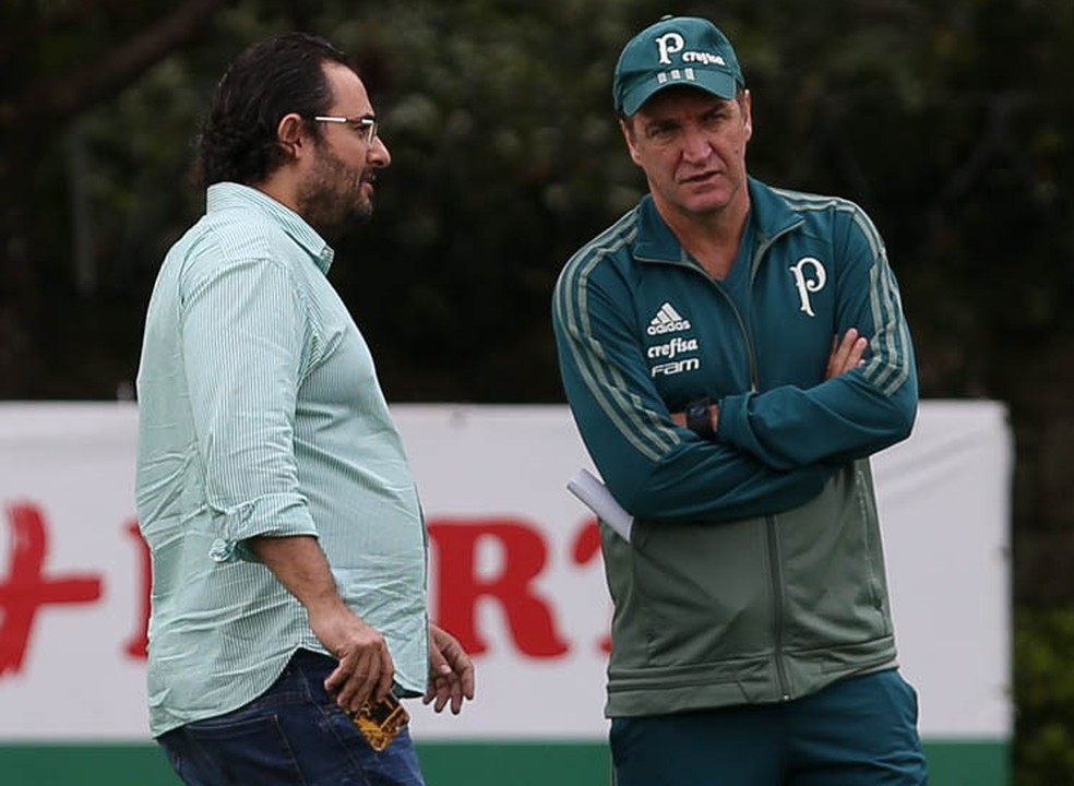 Alexandre Mattos (à esq.) e Cuca conversam na Academia (Foto: Cesar Greco/Ag Palmeiras/Divulgação)