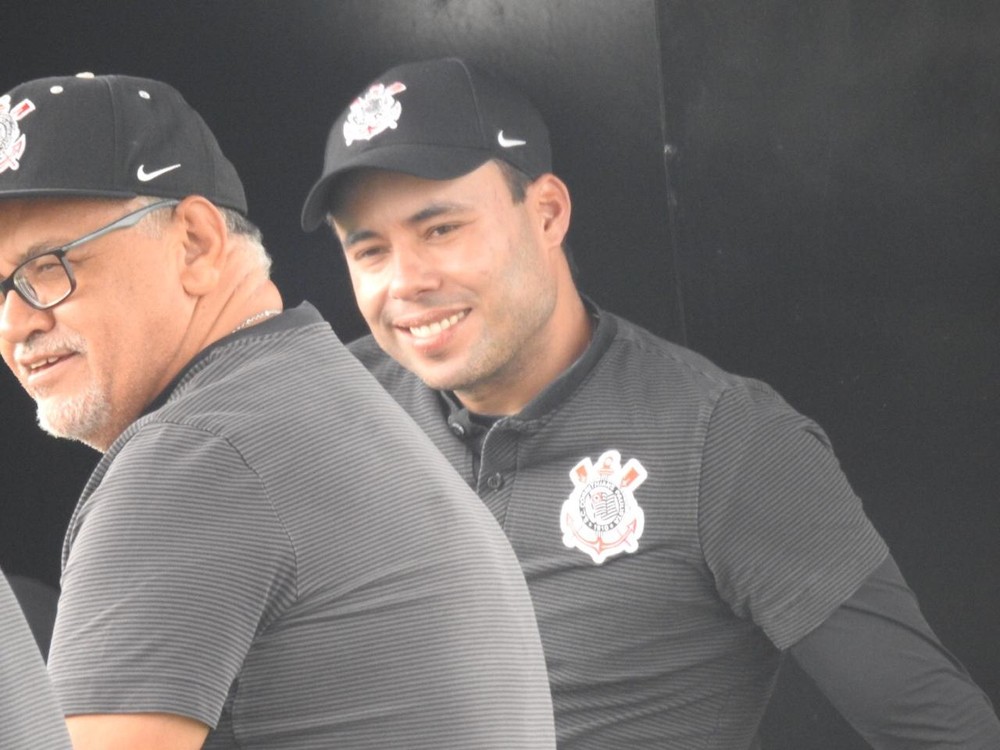 Jair Ventura comanda treino e diz que segue 