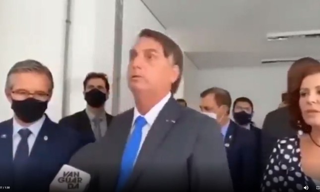 Bolsonaro ofende jornalista para a surpresa de zero presentes