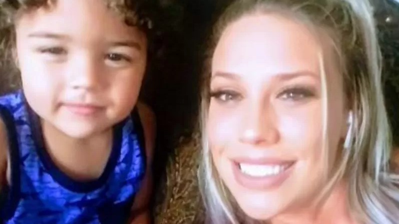 Caso de mãe presa após filho ser morto por namorado abre polêmica nos EUA