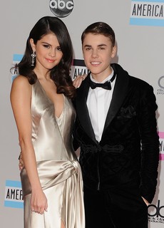 Selena Gomez e Justin Bieber tiveram um namoro tumultuado, tendo terminado e voltado diversas vezes – mas o último término, em maio deste ano, foi definitivo, e apesar disso a dupla continua se falando