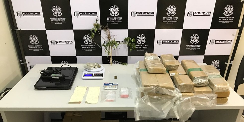 No total foram apreendidos 19 tabletes, que totalizaram 18,2kg e 4 buchas de maconha que somaram 48 gramas (Foto: Divulgação/PC-ES)