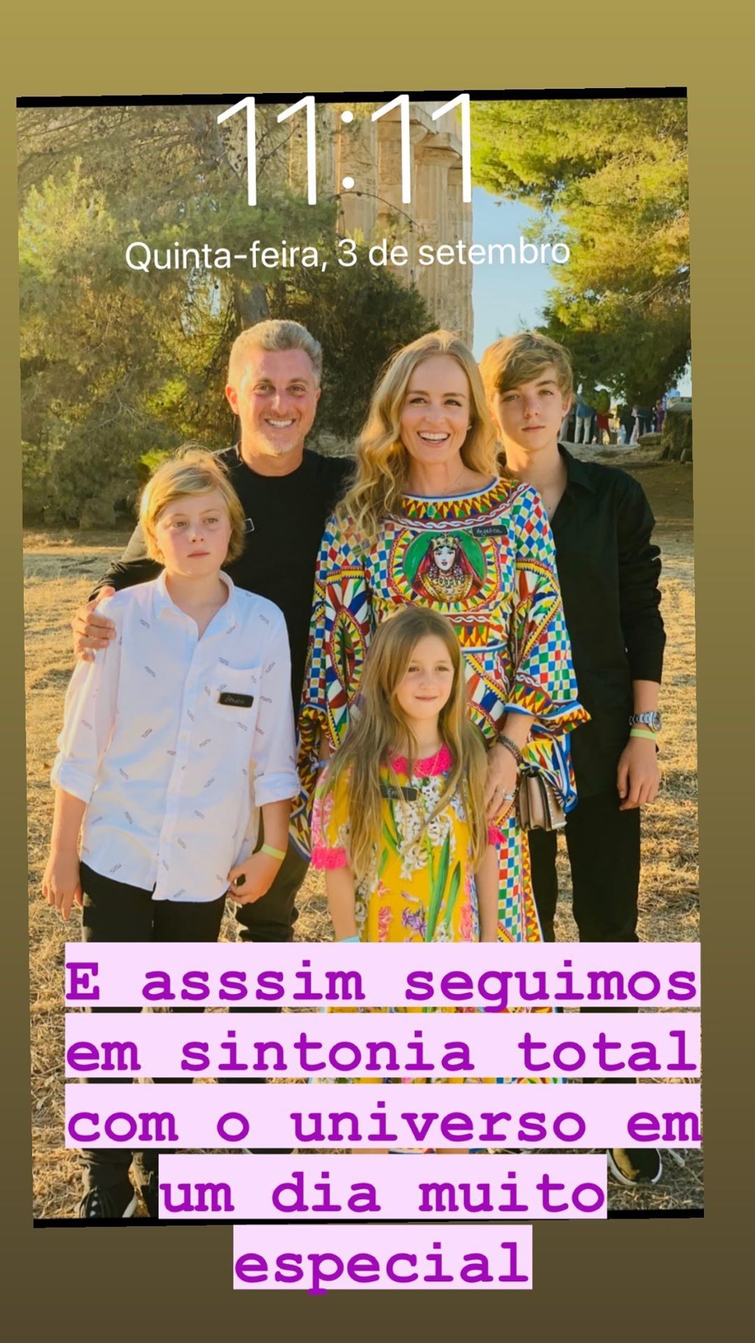 Angélica e Luciano Huck com Joaquim, Benício e Eva (Foto: Reprodução/Instagram)