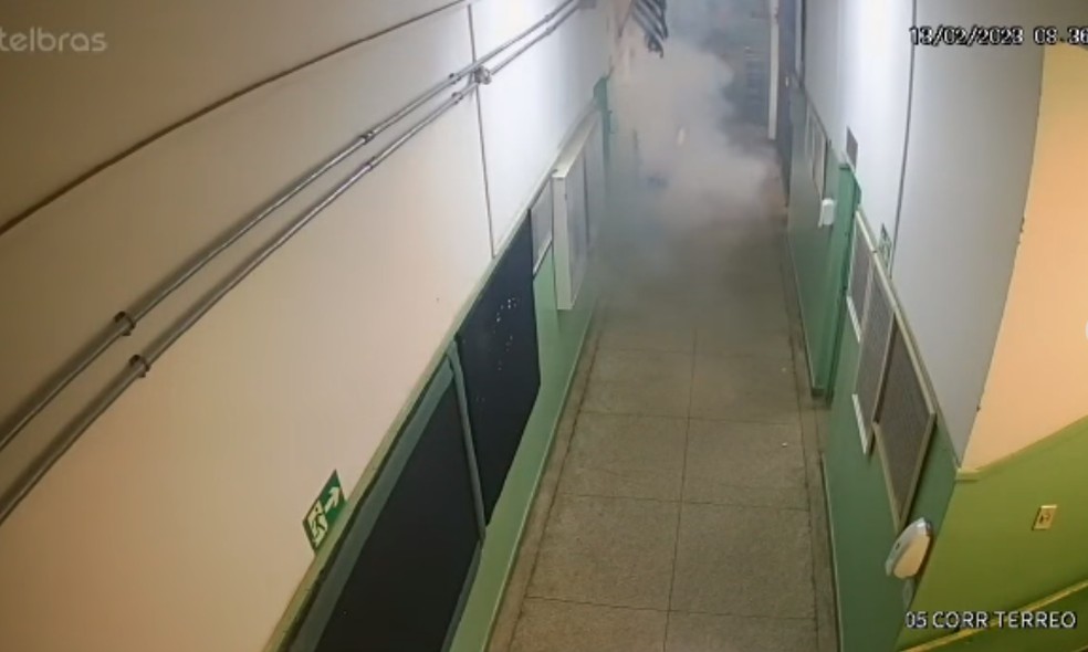 Uma das bombas foi lançada na unidade e fumaça assustou funcionários da escola — Foto: Reprodução