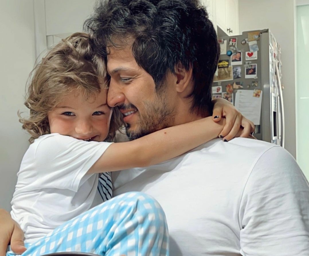 Romulo Estrela com o filho, Theo  (Foto: Reprodução / Instagram )