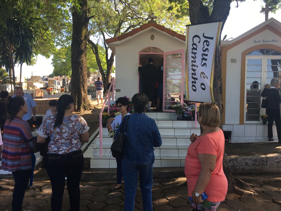 Túmulo de Berta Lúcia fica no Cemitério Municipal São João Batista (Foto: Valmir Custódio/G1)