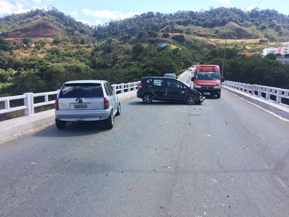 Carro capotou e atingiu pedestre (Foto: Geraldo Irineu / Inter Tv dos Vales)