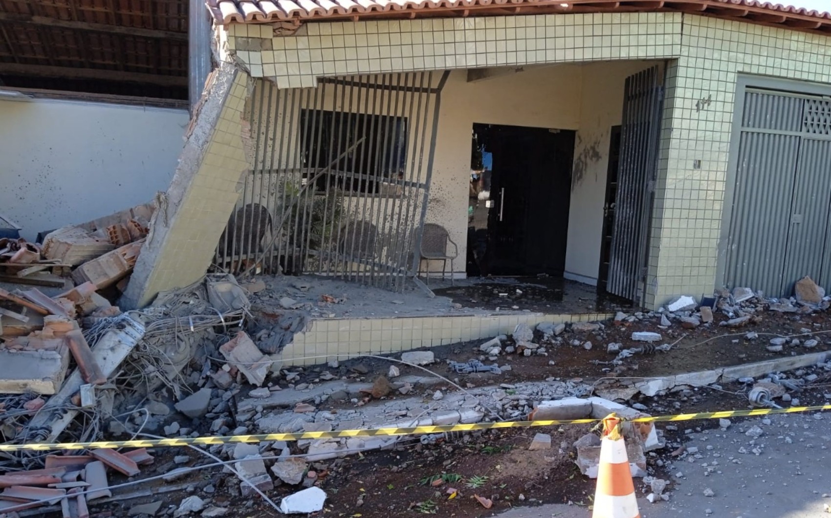 VÍDEO: Motorista perde controle de carreta com carga de cimento e veículo atinge casas na Bahia; uma pessoa ficou ferida