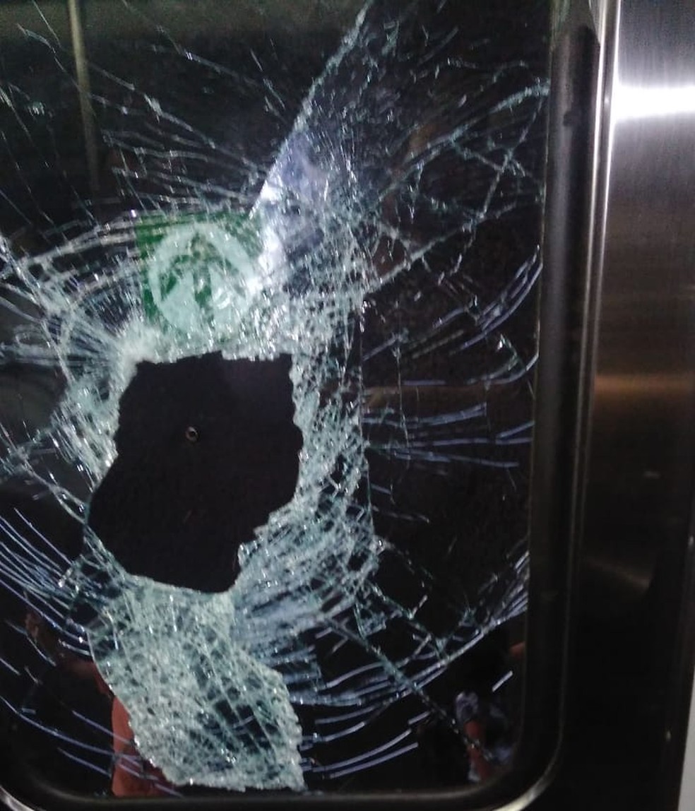 Vidro de vagão do Metrô-DF foi quebrado após pane em um trem, nesta terça-feira (28) — Foto: Arquivo pessoal