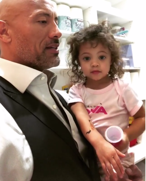 O ator Dwayne The Rock Johnson com a filha de dois anos (Foto: Instagram)