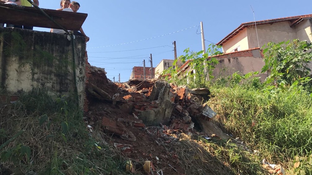 Caminhão bateu em muro e depois caiu em ribanceira durante coleta em Boituva (Foto: Beatriz Buosi/TV TEM)