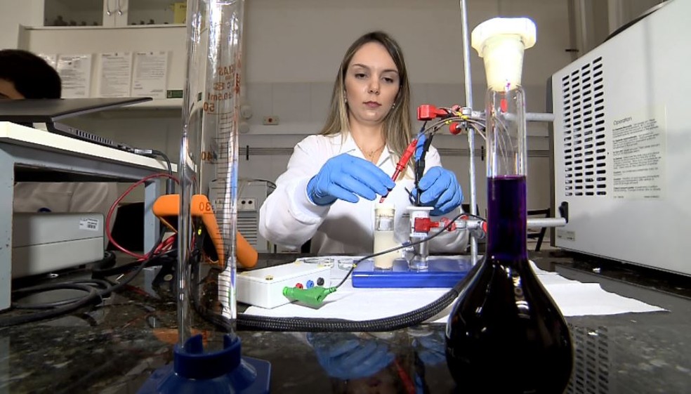 A doutoranda de química da USP de São Carlos Graziela Sedenho (Foto: Wilson Aiello/ EPTV)
