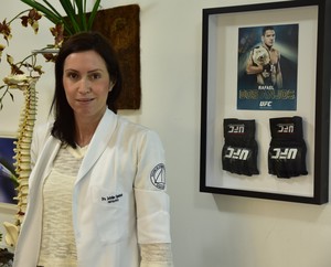 A doutora Jackeline Figueiredo cuidou da fisioterapia facial de Erick Silva (Foto: Divulgação) A doutora Jackeline Figueiredo cuidou da fisioterapia facial de Erick Silva (Foto: Divulgação)