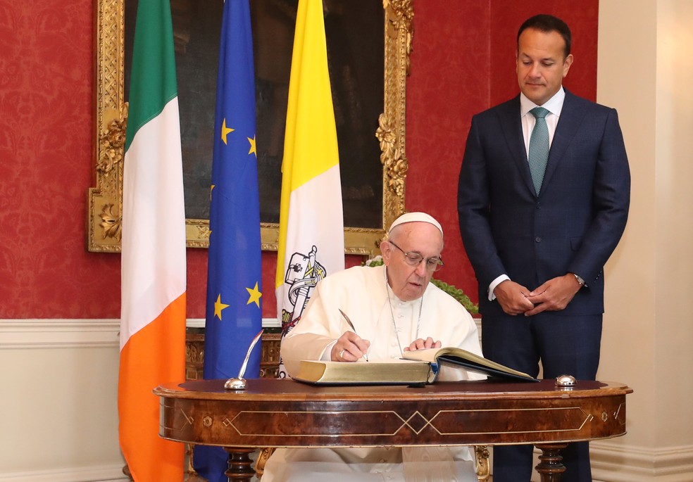 Papa Francisco com o primeiro-ministro da Irlanda Leo Varadkar, em Dublin  (Foto: Niall Carson/Pool via REUTERS)