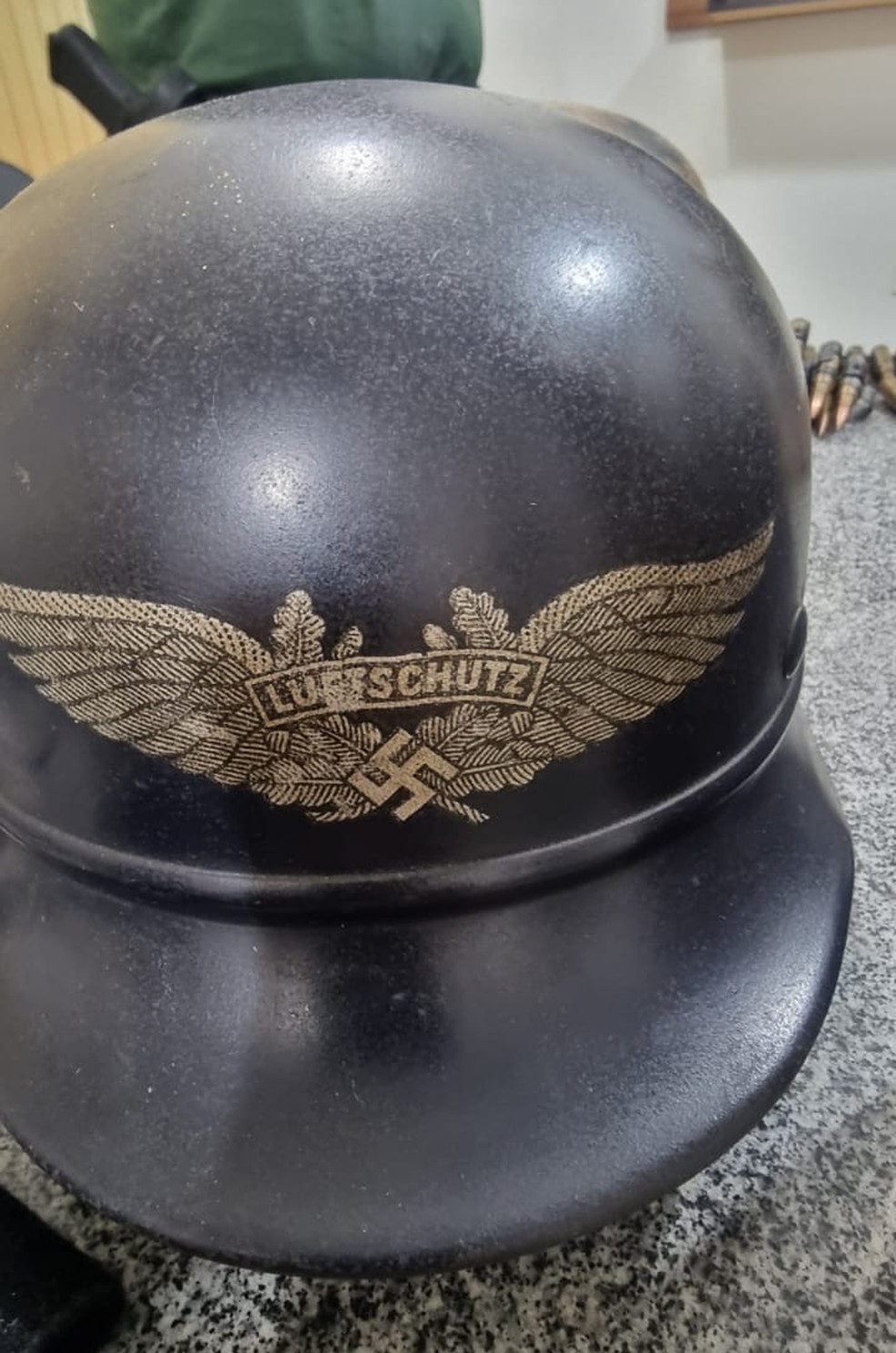 Capacete com símbolo nazista apreendida durante a operação — Foto: Polícia Civil