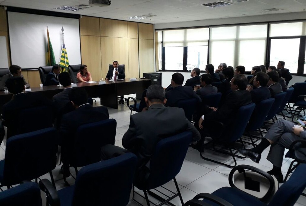 Juízes e procuradores reunidos em ato no prédio da Justiça Federal do Piauí nesta quinta-feira (15) (Foto: Junior Feitosa/G1)