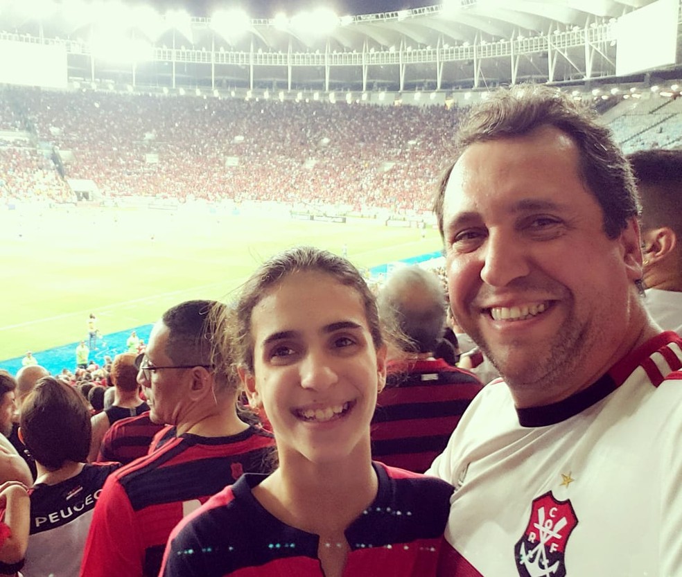 Eduardo Teixeira e sua filha em jogo do Flamengo &mdash; Foto: Arquivo pessoal