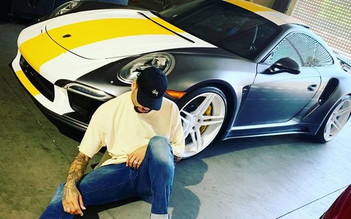 Chris Brown tem Porsche de R$1,3 mi batido após acidente com manobrista