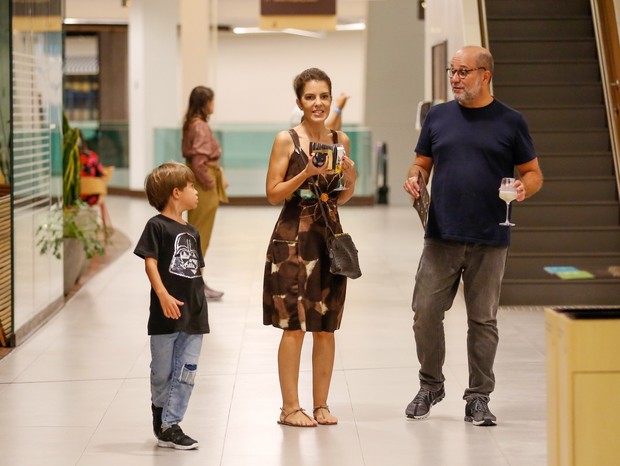 Mariana Gross passeia com filho e marido (Foto: Victor Chapetta/AgNws)